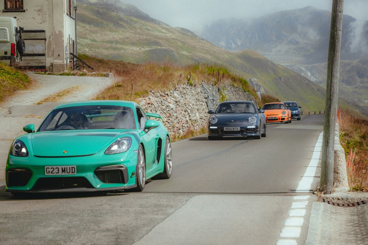 Porsche-Konvoi auf einer Bergstrasse